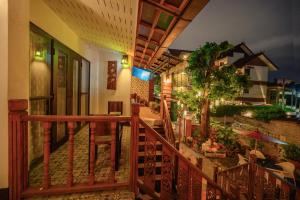 een balkon van een gebouw met een restaurant bij Hetai Boutique House in Chiang Mai
