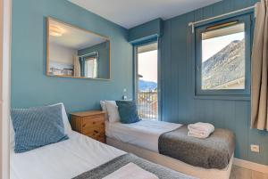um quarto com 2 camas e 2 janelas em Apartment Fermes du Montenvers B2- Alpes Travel - Central Chamonix (sleeps 4-5) em Chamonix-Mont-Blanc