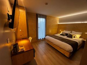 sypialnia z dużym łóżkiem i oknem w obiekcie 9WAGRAM Hotel Boutique w mieście Le Mans