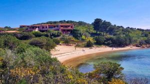 コスタ・コラッリナにあるCosta Corallina Villa con spiaggia sotto casa e vista meravigliosaの海辺の家