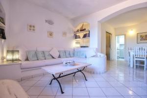 uma sala de estar com um sofá e uma mesa em Costa Corallina Villa con spiaggia sotto casa e vista meravigliosa em Costa Corallina