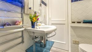 Ένα μπάνιο στο Costa Corallina Villa with direct beach access and stunning views +41 φωτογραφίες