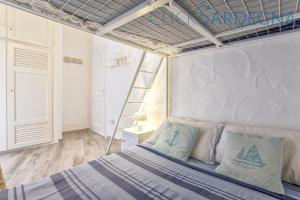 Ένα ή περισσότερα κρεβάτια σε δωμάτιο στο Costa Corallina Villa with direct beach access and stunning views