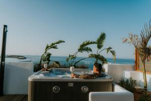 ヘルソニソスにあるKahlua Sea View Suitesの海の見えるジャグジーの浴槽に座る男