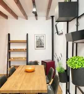 Un comedor con mesa y sillas de madera. en Casa Elizabeth, en Altea 12 fotos más