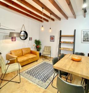 una sala de estar con una mesa y un sofá en Casa Elizabeth, en Altea