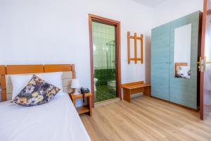 Postel nebo postele na pokoji v ubytování Hotel Sir Lujerului