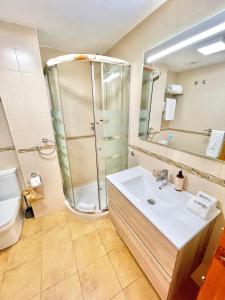 Un baño con ducha, lavabo e inodoro. en Casa Elizabeth, en Altea