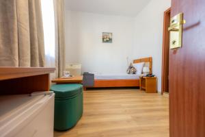 Postel nebo postele na pokoji v ubytování Hotel Sir Lujerului