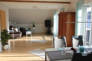a living room with a couch and a table at Ferienwohnung am Rosengarten in Ebermannstadt