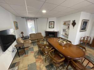 Senia Tomaset II في Onil: غرفة معيشة مع طاولة وكراسي وتلفزيون