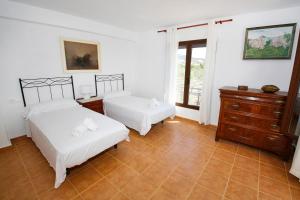 um quarto com 2 camas e uma cómoda e uma janela em Senia Tomaset II em Onil