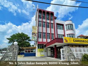 een gebouw met een bord ervoor bij KSK Kasih Sayang Kluang Hometel in Kluang