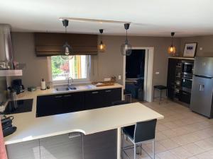 - une cuisine avec un comptoir blanc dans une pièce dans l'établissement "Chez Mima" - à deux pas de Durbuy!, à Durbuy 28 autres photos