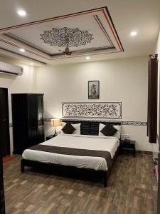 - une chambre avec un grand lit et un plafond dans l'établissement THE TRINETRA VILLA, à Sawai Madhopur
