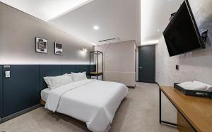 TV a/nebo společenská místnost v ubytování Brown Dot Hotel Guun