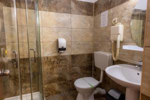 Koupelna v ubytování Hotel Sir Lujerului