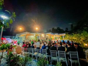 tłum ludzi siedzących w fotelach na imprezie w nocy w obiekcie Bella House w mieście Hue