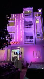 un bâtiment est éclairé par des lumières violettes dans l'établissement THE TRINETRA VILLA, à Sawai Madhopur
