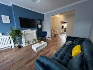 un soggiorno con divano e TV di belmont street a Hull