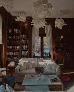 Villa Pomona في بليد: غرفة معيشة مع أريكة وطاولة