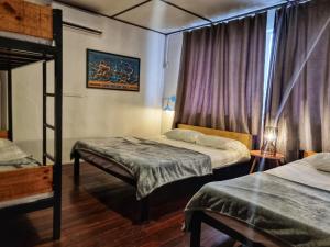 Letto o letti in una camera di Treehouse Hostel