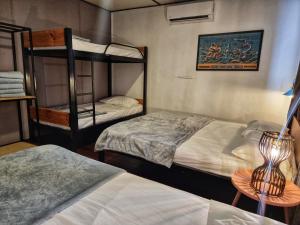 Letto o letti in una camera di Treehouse Hostel