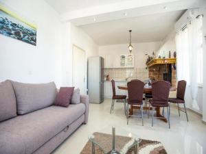 ein Wohnzimmer mit einem Sofa und einem Tisch in der Unterkunft Apartment Brunac in Brbinj