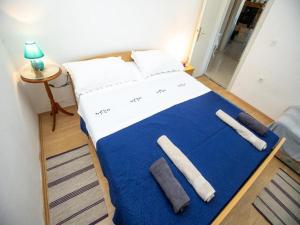 ein Schlafzimmer mit einem Bett mit Handtüchern darauf in der Unterkunft Apartment Brunac in Brbinj
