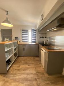 eine Küche mit einer Spüle und einer Arbeitsplatte in der Unterkunft Maison T3 La Bayore - clim - wifi -5minutes centre ville in Hyères