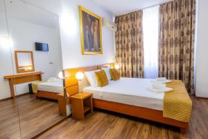 Postel nebo postele na pokoji v ubytování Hotel Sir Lujerului