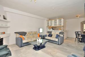 uma sala de estar com dois sofás e uma mesa em First Beachline, Malaga em Benalmádena