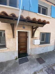 budynek z drzwiami i telewizorem w obiekcie La Clé Maison de ville, Clim, WiFi à La Bayore w Hyères