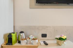 Příslušenství pro přípravu čaje a kávy v ubytování Cola Di Rienzo Suite Guest House