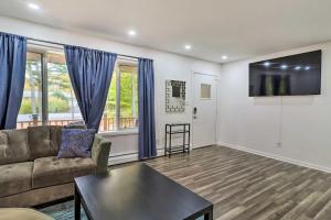 Φωτογραφία από το άλμπουμ του 12 Mi to Camelback Ski Resort Home with Decks! σε Tobyhanna