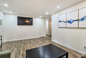 Φωτογραφία από το άλμπουμ του 12 Mi to Camelback Ski Resort Home with Decks! σε Tobyhanna