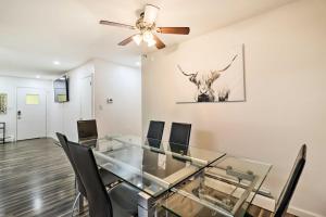 Φωτογραφία από το άλμπουμ του 12 Mi to Camelback Ski Resort Home with Decks! σε Tobyhanna