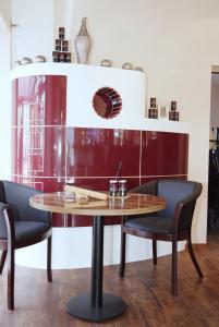 een eetkamer met een houten tafel en stoelen bij Hotel Neuzeit in Schwalbach