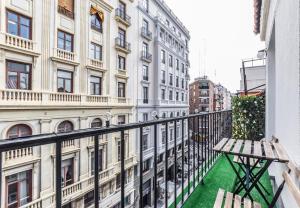 uma varanda com um banco e alguns edifícios em Collection Plaza de España em Madri