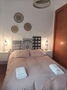 - une chambre avec un grand lit et 2 serviettes dans l'établissement Casa San Isidro, à El Pedroso