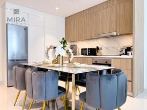 Kuchyň nebo kuchyňský kout v ubytování Mira Holiday Homes - Newly 1 bedroom apartment with beach access