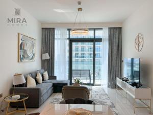 Posezení v ubytování Mira Holiday Homes - Newly 1 bedroom apartment with beach access