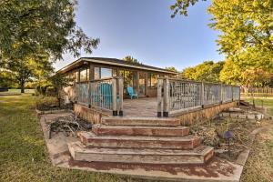 una casa con escaleras que conducen a una casa en Lakefront Azle Home with Private Beach and Dock!, en Azle