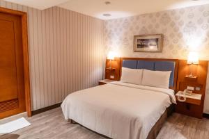 Postel nebo postele na pokoji v ubytování Elegance Hotel