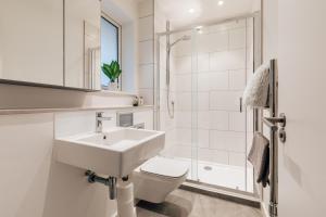 Baño blanco con lavabo y aseo en Charlecote House, en Bath