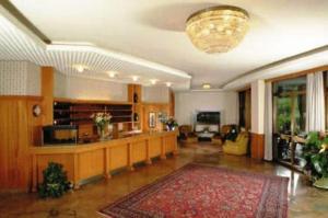 a large living room with a chandelier on the ceiling at Hotel Ducale in Tabiano