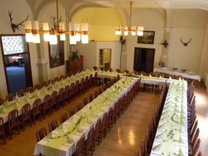uma fila de mesas numa sala com cadeiras em Hotel Waldmühle em Elend