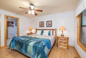 una camera con letto e ventilatore a soffitto di Gatlinburg Mountain Heaven Retreat, Hot Tub, Games a Gatlinburg