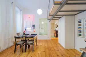 a kitchen and dining room with a table and chairs at Urban Pistazie Kreuzberg in Berlin +24 photos