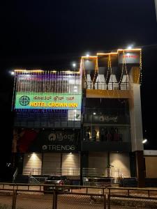 Hotel Crown Inn في دهرواد: مبنى عليه علامة في الليل
